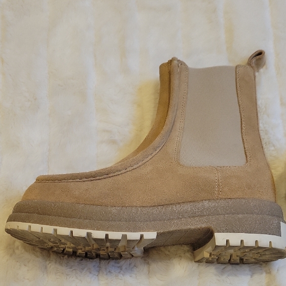 Chic Tan Suede Ankle Boots - Picture 8 of 10